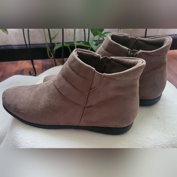 Trotters Brown Ankle Booties - Picture 1 of 5
